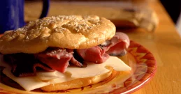 Brot ohne Kohlenhydrate auf einem Teller mit Salami und Käse