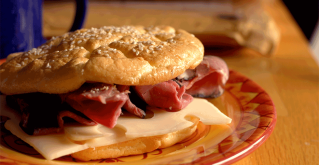 Brot ohne Kohlenhydrate auf einem Teller mit Salami und Käse