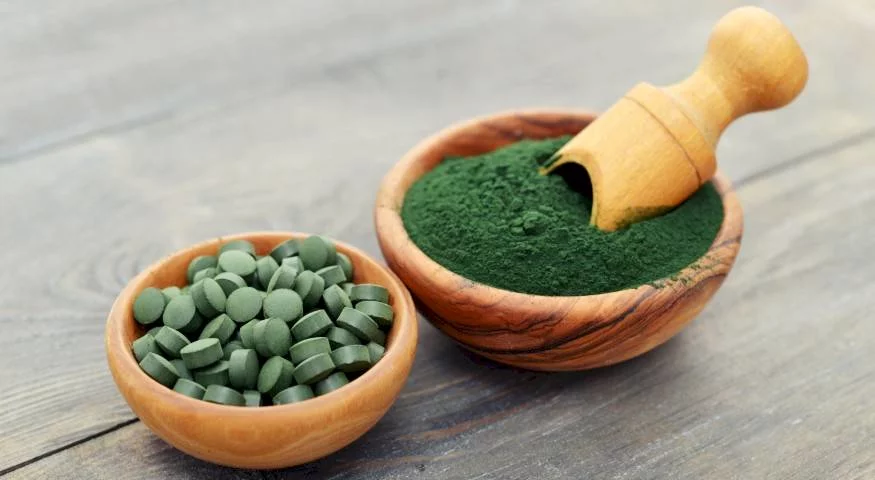 Meeresalgen in Pulverform und als Kapseln