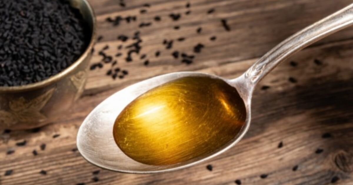 Schwarzkümmelöl? auf einem Löffel