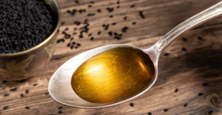 Schwarzkümmelöl? auf einem Löffel