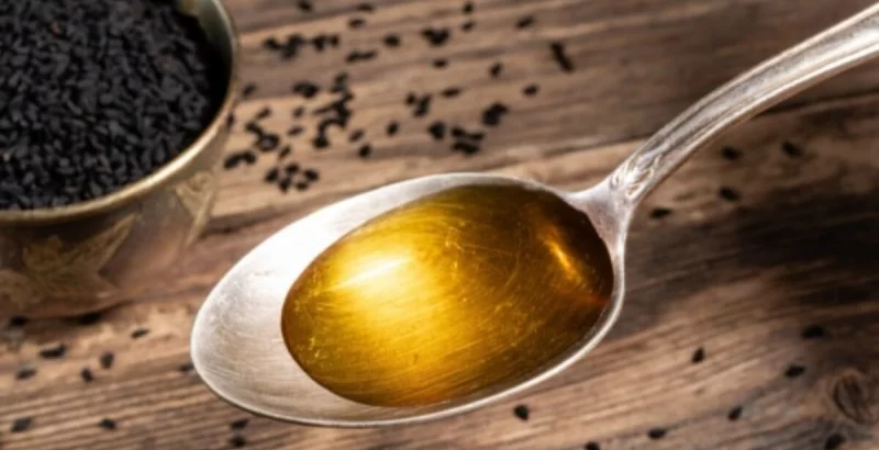 Schwarzkümmelöl? auf einem Löffel