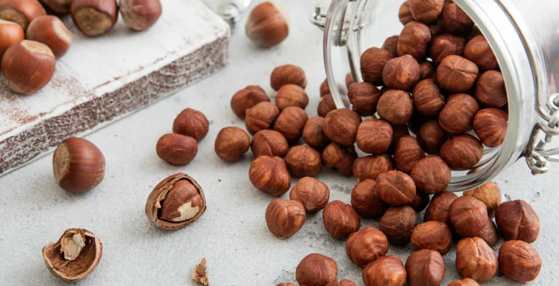 Geschälte Haselnüsse in einer Schüssel