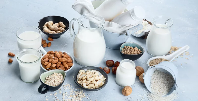 ein Tisch mit Milchersatzprodukten und Nüssen