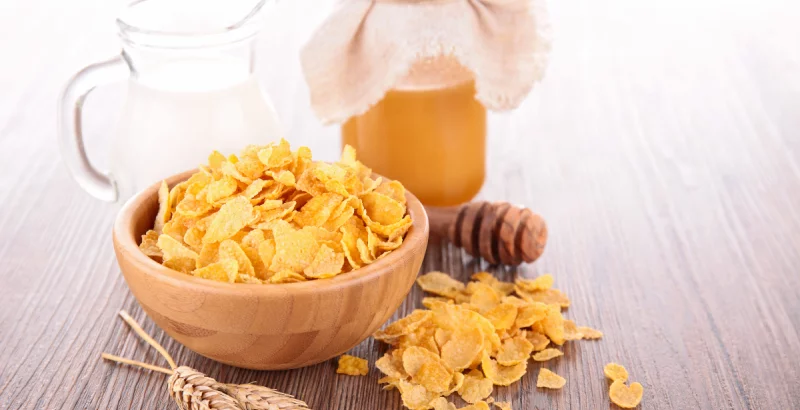 Cornflakes in einer Holz Schüssel
