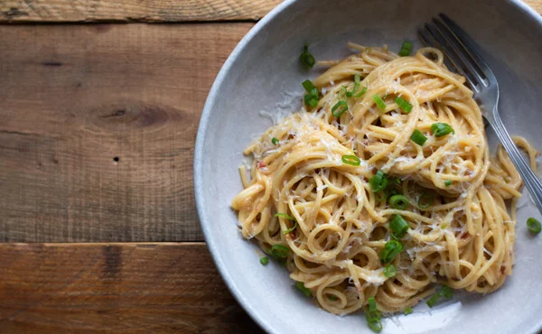 Japanisches gericht mit Miso-Paste und Nudeln
