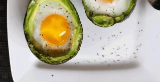 Paleo-Frühstück mit Avocado und Ei – schnell & sättigend! Avocado und Ei