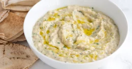 Baba Ganoush Aufstrich in einer Schüssel