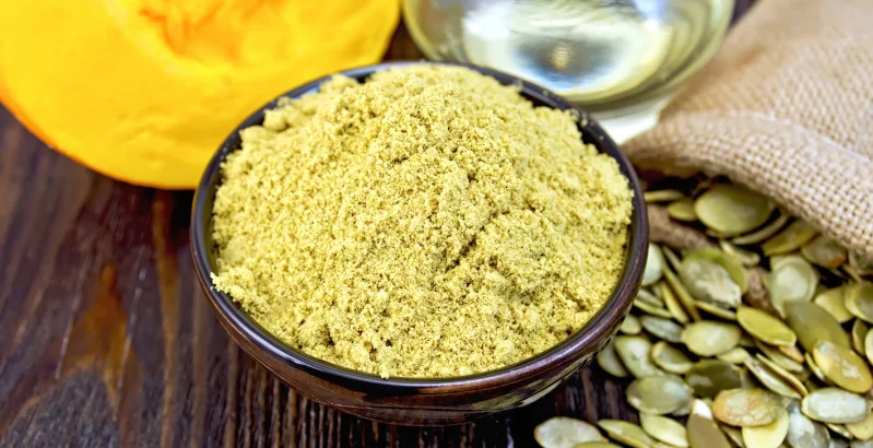 Kürbiskernmehl in einer Schüssel