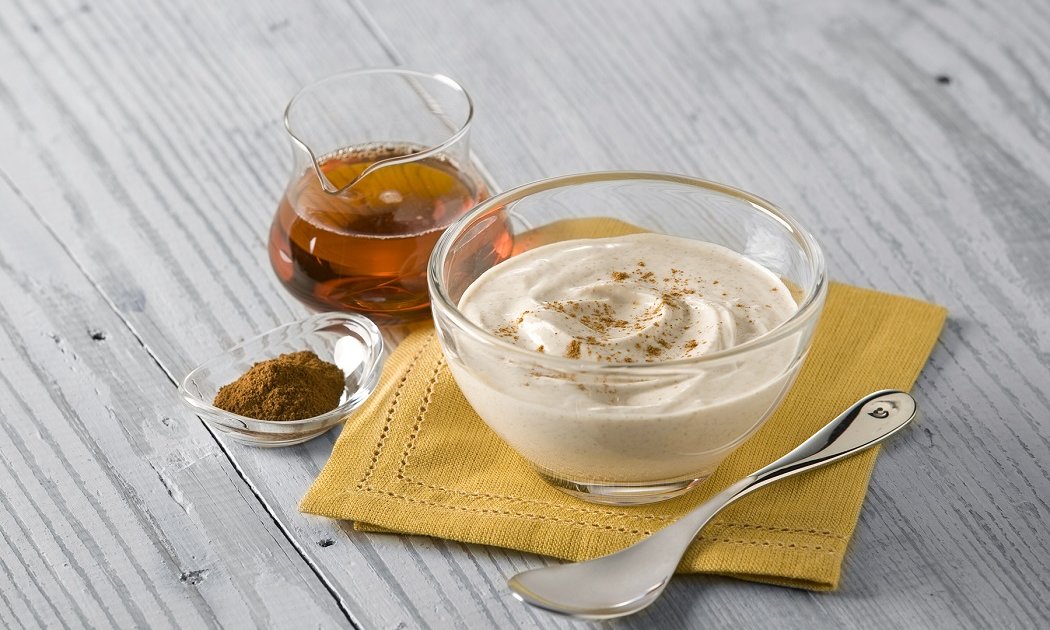 Zimttee, eine Schale Zimtjoghurt und ein Löffel Zimt