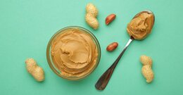 Erdnussbutter auf einem Löffel