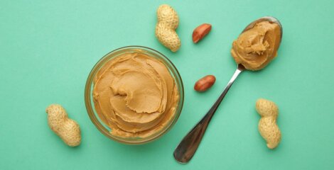 Erdnussbutter auf einem Löffel