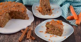 Geschnittenes Karottenkuchen auf Tellern
