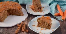 Geschnittenes Karottenkuchen auf Tellern