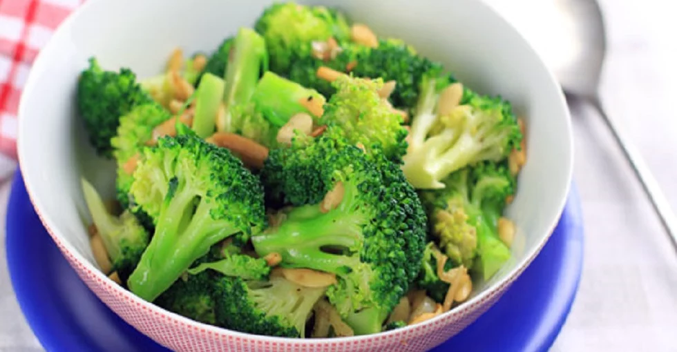 Brokkoli mit Mandeln und Leinsamen