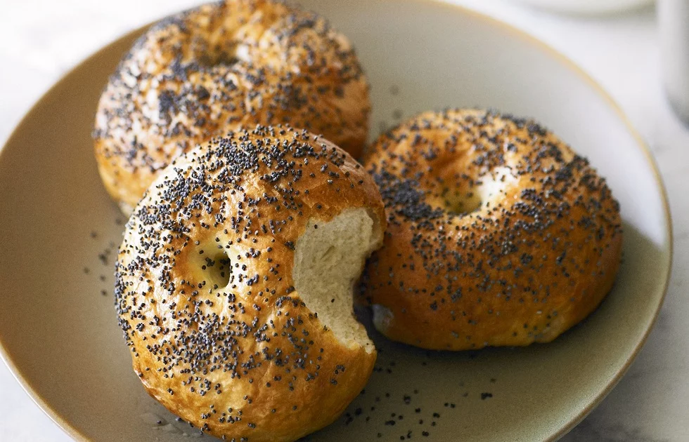 Brötchen mit Mohnsamen.