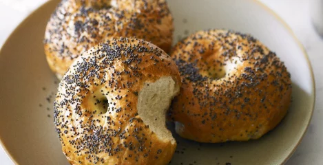 Brötchen mit Mohnsamen.