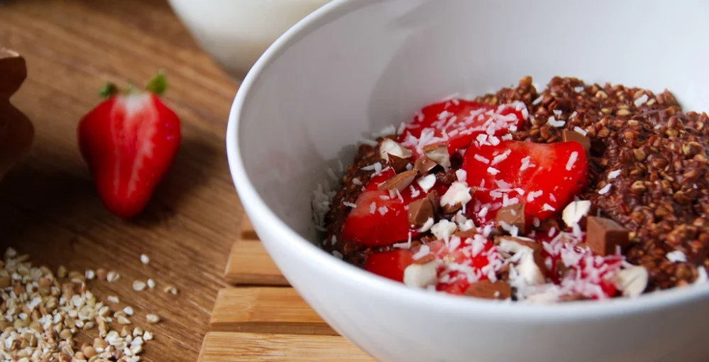 Buchweizengrieß mit Erdbeeren – leicht & aromatisch!