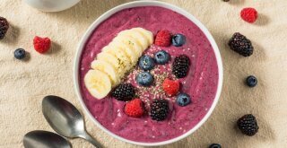 Acai-Bowwl mit Früchten in einer Schüssel
