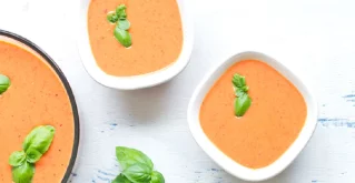 Kalte Suppe mit Tomaten und Joghurt