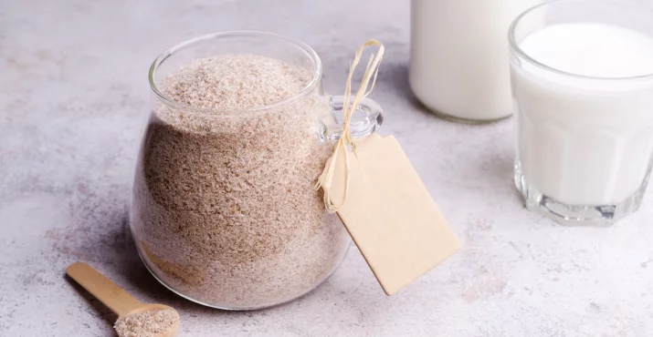 Flohsamenschalen im Glas