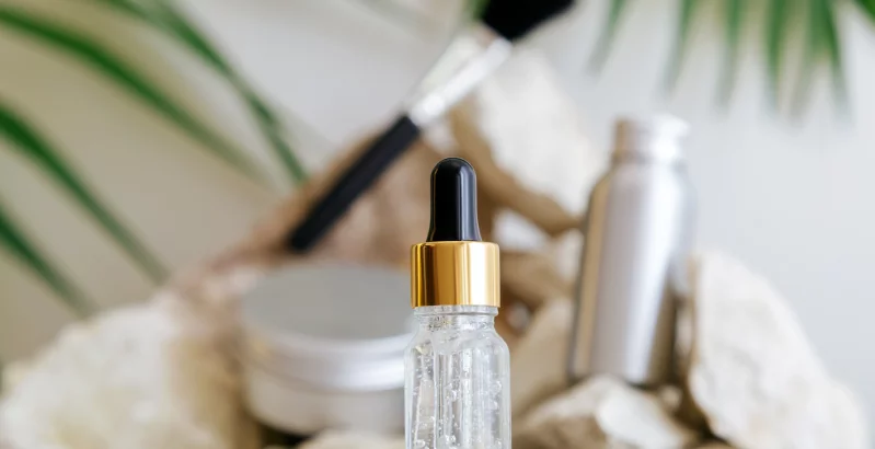 Hyaluronsäure in einer Flasche mit Tropfer