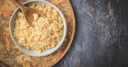 Eine Schüssel mit gekochtem Bulgur auf dem Tisch