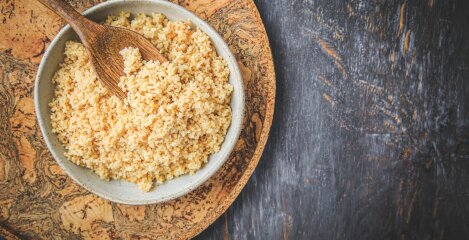 Eine Schüssel mit gekochtem Bulgur auf dem Tisch
