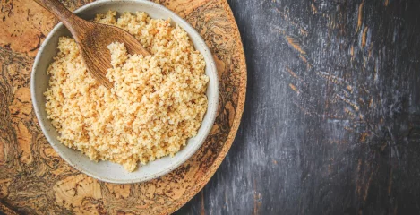Eine Schüssel mit gekochtem Bulgur auf dem Tisch
