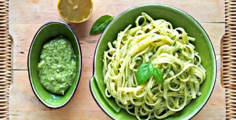 Nudeln mit Hanfpesto in einer Schüssel