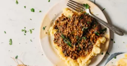 Kartoffelpüree – mit Linsensauce.