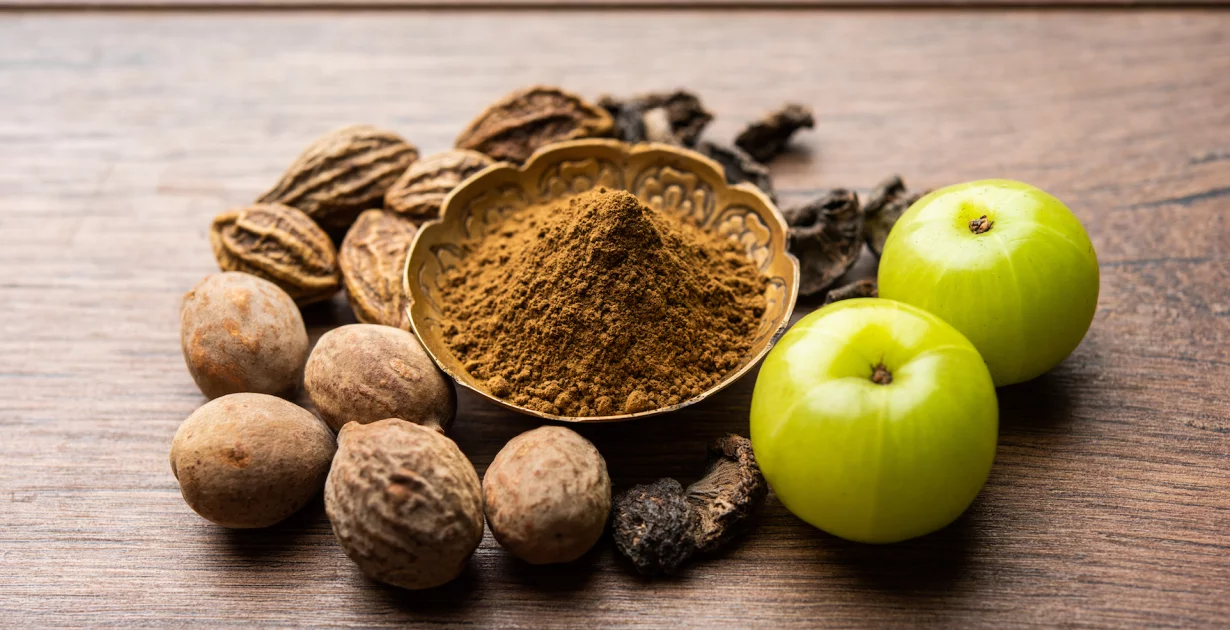 Triphala-Pulver in einer goldenen Schüssel