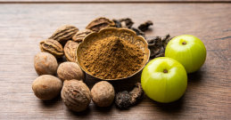 Triphala-Pulver in einer goldenen Schüssel