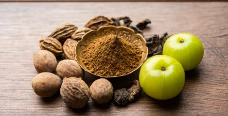 Triphala-Pulver in einer goldenen Schüssel