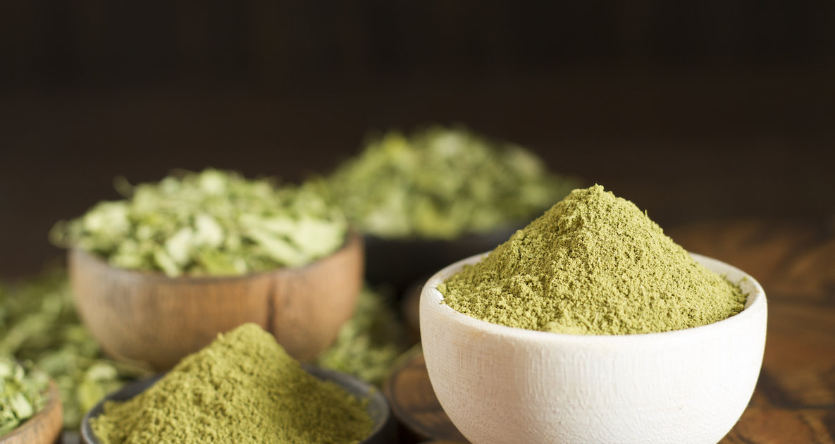 Moringa-Pulver in mehr als einer Schale