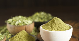 Moringa-Pulver in mehr als einer Schale