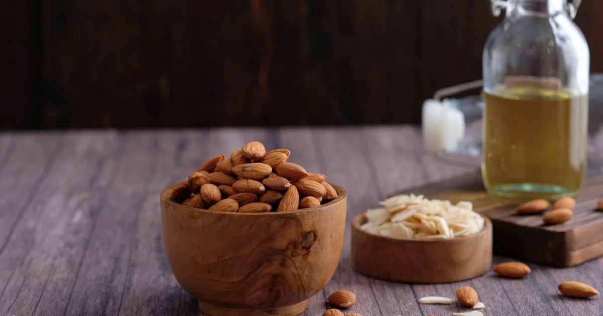 Schale mit Mandeln und Mandelöl