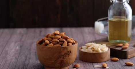 Schale mit Mandeln und Mandelöl