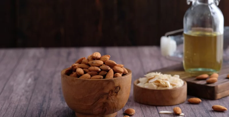 Schale mit Mandeln und Mandelöl