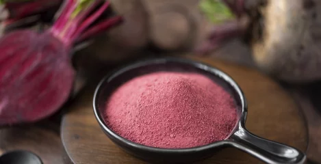 Rote Bete Pulver im Löffel