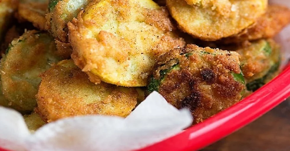 Knusprige Zucchini in einer Roten Schüssel