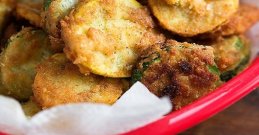 Knusprige Zucchini in einer Roten Schüssel