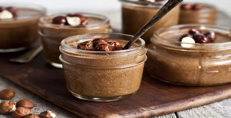 Haselnussbutter im Glasschelchen