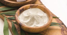 Weißer Shatavari Pulver in einer Holz Schüssel