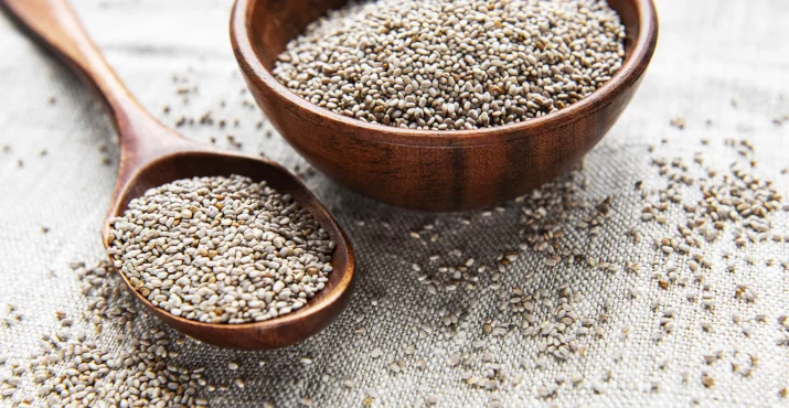 Chiasamen in einer Holzschüssel