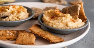 Cracker am Teller mit Dip