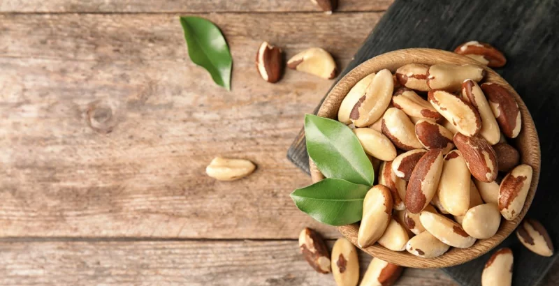 Paranüsse in einer Schüssel auf einem Holztisch