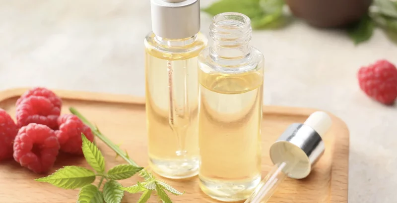 Chilenisches Himbeersamenöl in kleinen Glasflaschen