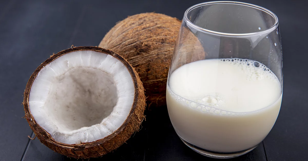 Kokosnuss & Kokosmilch im Glas