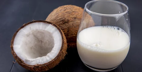 Kokosnuss & Kokosmilch im Glas